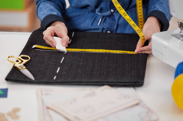 Mujer costurera en el taller - Foto, imagen