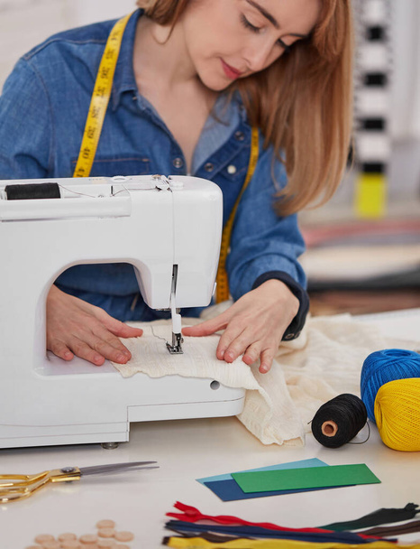 Mujer costurera en el taller - Foto, imagen
