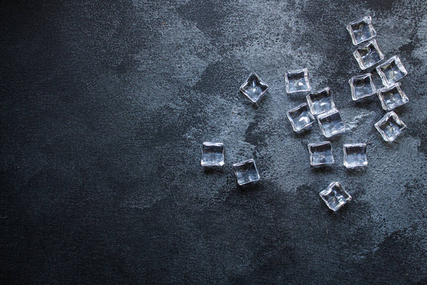 imitación cubos de hielo artificiales piezas de plástico acrílico transparente no muy frío, ilusión óptica listo para comer en la mesa al aire libre vista superior espacio de copia para el texto de fondo de alimentos - Foto, imagen