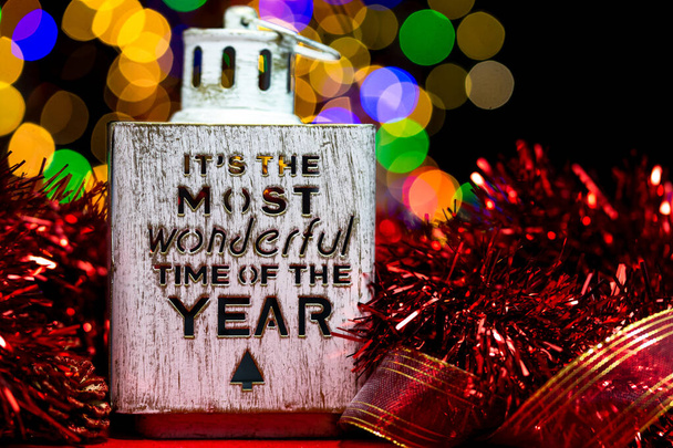 Karácsonyi dekoráció, karácsonyi és újévi ünnepek háttér, téli szezonban karácsonyi díszek és homályos fények - Fotó, kép
