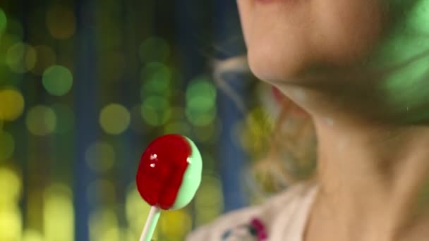 Futurista hipster adolescente lamiendo caramelos lollipop en cámara lenta en discoteca fiesta cyberpunk club - Imágenes, Vídeo