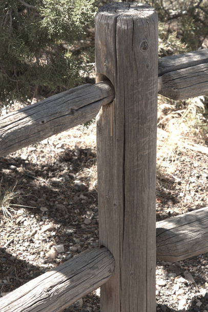Zaun und Pfosten entlang eines Wanderweges im Grand Canyon Nationalpark - Foto, Bild
