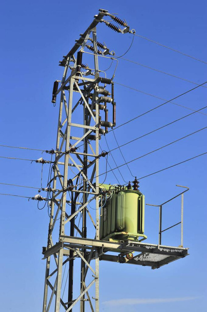 Stromtransformator als Teil des Stromnetzes und der Stromversorgung - Foto, Bild