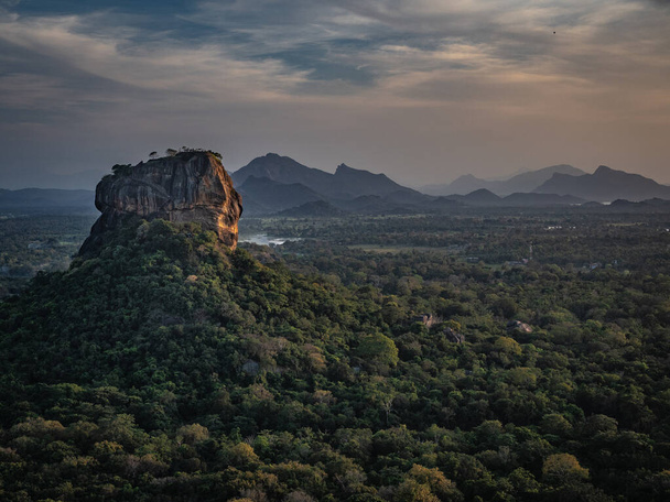 Vue sur le rocher Lions Sigiriya depuis le rocher opposé Pidurangala. Sri Lanka, Asie. - Photo, image