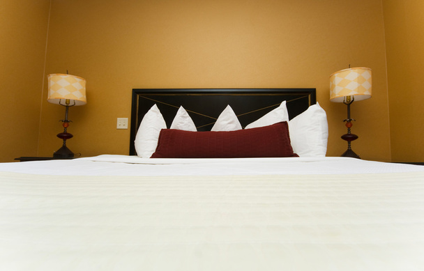 Double bed in de hotelkamer - Foto, afbeelding