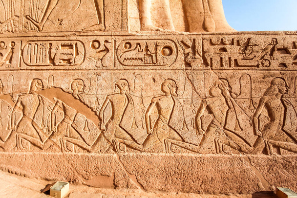 Ägyptisches Relief der besiegten und versklavten Feinde am Tempel von Abu Simbel, Ägypten - Foto, Bild