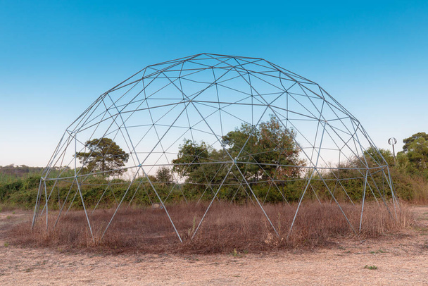 Geodeettisen kupolin teräsrunko on rakennettu luonnolle. Tällaisella kehyksellä on suuri kantavuus ja tuulenkestävyys - Valokuva, kuva
