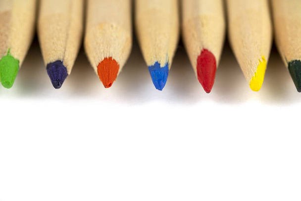 світлі дерев'яні олівці з кольоровими сердечками крупним планом на білому розмитому фоні
 - Фото, зображення