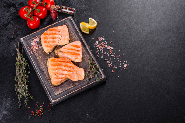 Saboroso peixe vermelho fresco charuto ártico assado em uma grelha. Fonte de ómega, alimentos saudáveis - Foto, Imagem