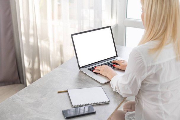 Visão traseira de mãos de mulher de negócios ocupadas usando laptop na mesa de escritório, com copyspace - Foto, Imagem