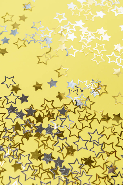 Confetti estrellas sobre fondo amarillo - Foto, imagen
