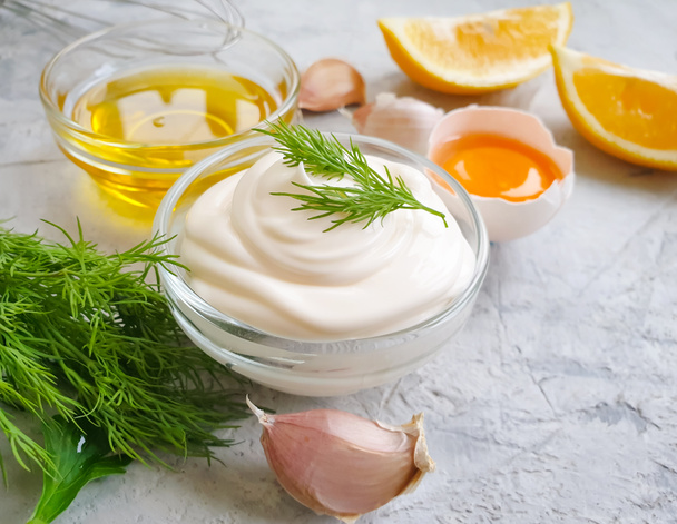 mayonnaise fraîche sur fond béton naturel sain - Photo, image