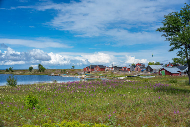 Traditionelles Fischerdorf und Bootshäuser am See auf der Insel Stor-Rabben, in der Nähe von Pitea im Bottnischen Meerbusen in Nordschweden. - Foto, Bild
