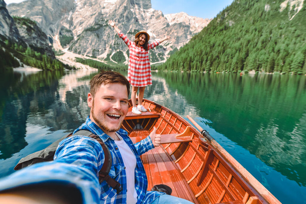 coppia appuntamento romantico in barca sul lago di montagna. copia spazio - Foto, immagini