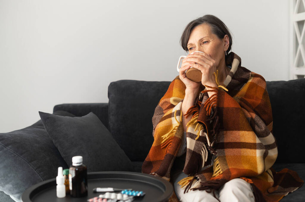 A senior woman feels sick - Foto, imagen