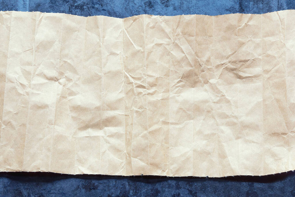 Φύλλο παλιού τσαλακωμένου χαρτιού σε μεταλλικό φόντο grunge. Χώρος για κείμενο - Φωτογραφία, εικόνα