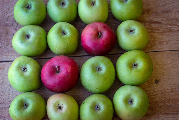 Vihreä ja punainen omenat seistä puupinnalla - Valokuva, kuva