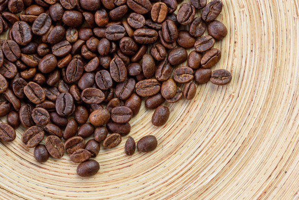 Кофейные зерна без кофеина в миске, солнечные, теплые цвета, крупный план, вид сверху, плоский уголок - Фото, изображение