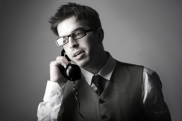 Giovane uomo d'affari intelligente che parla al telefono
 - Foto, immagini