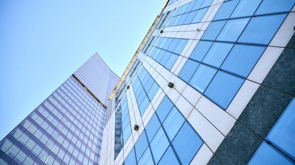 Fachada de cristal de los edificios con cielo azul. Rascacielos en el centro de la ciudad de negocios.. Antecedentes de modernos edificios de vidrio.  - Foto, imagen