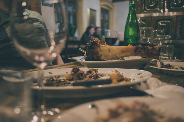 Les restes d'une cuisse de porc dans un restaurant. Carnage ou séquelles après un grand festin dans un restaurant traditionnel. - Photo, image