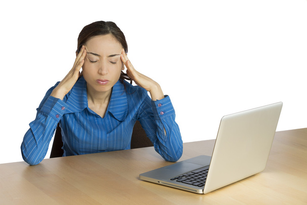 γυναίκα των επιχειρήσεων στο γραφείο με έναν πονοκέφαλο - Φωτογραφία, εικόνα