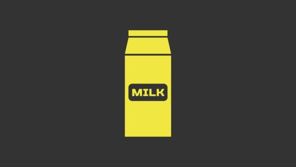 Πακέτο Κίτρινου Βιβλίου για εικονίδιο γάλακτος απομονωμένο σε γκρι φόντο. Πινακίδα συσκευασίας γάλακτος. 4K Γραφική κίνηση κίνησης βίντεο - Πλάνα, βίντεο