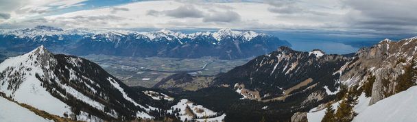 Чудова гірська панорама з Лейсинського хребта в похмурий зимовий день. Дивлячись на Лака Лемана і Лозанну. - Фото, зображення