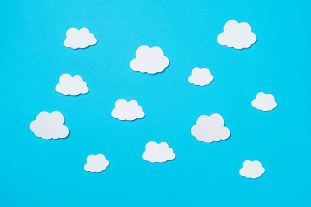 Witte wolken op blauwe achtergrond - Foto, afbeelding