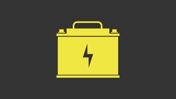 Icona batteria auto gialla isolata su sfondo grigio. Accumulatore di energia della batteria e di energia elettrica. Un fulmine. Animazione grafica 4K Video motion - Filmati, video