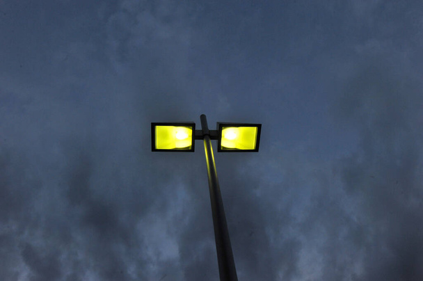 alumbrado público en la ciudad, iluminación artificial para la noche - Foto, imagen