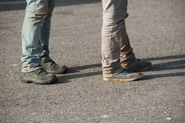 les jambes et les chaussures de deux personnes dans la rue - Photo, image