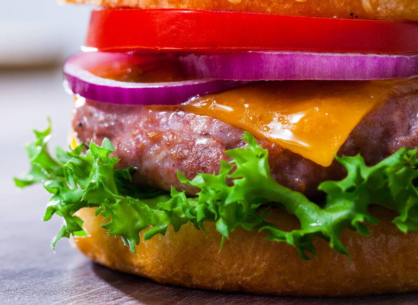 Burger with cheese, tomato, onion and lettuce - Fotoğraf, Görsel