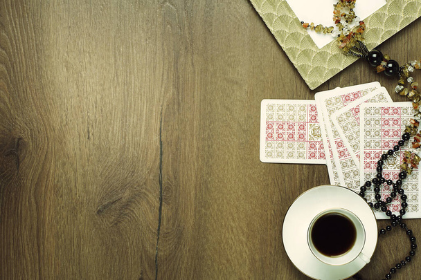 Wahrsager-Tarotkarten auf dem Tisch. Prognosekonzept. Hochwertiges Foto - Foto, Bild