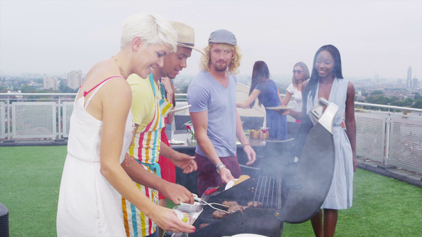Amici che si godono un barbecue sul tetto della città
 - Filmati, video