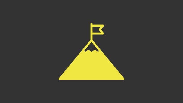 Keltaiset vuoret ja lippu päälle kuvaketta eristetty harmaalla pohjalla. Symboli voiton tai menestyksen käsite. 4K Video motion graafinen animaatio - Materiaali, video