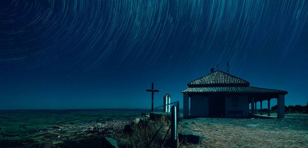 paisaje circumpolar nocturno con ermita y cruz - Fotografie, Obrázek