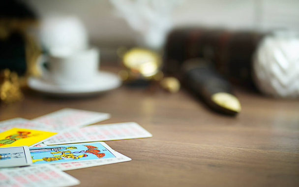Fortune kassier tarot kaarten op tafel. Prognoseconcept. Hoge kwaliteit foto - Foto, afbeelding