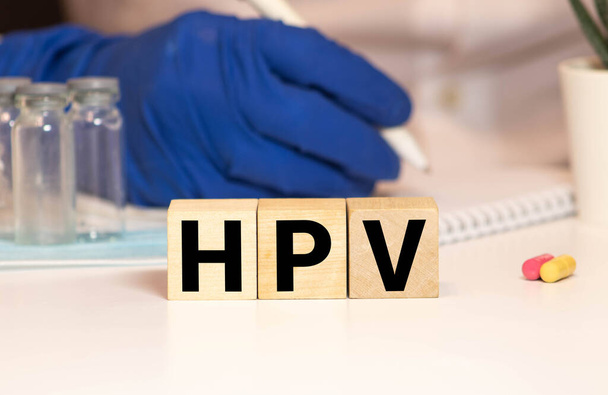HPV Human Papillomavirus Akronym auf Holzwürfeln. - Foto, Bild