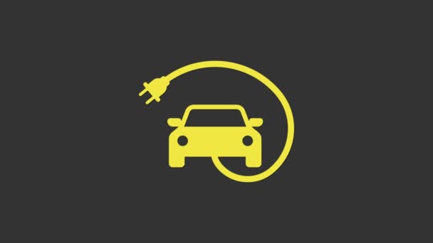 Carro elétrico amarelo e ícone de carregamento de plugue de cabo elétrico isolado no fundo cinza. Tecnologias ecológicas renováveis. Animação gráfica em movimento de vídeo 4K - Filmagem, Vídeo