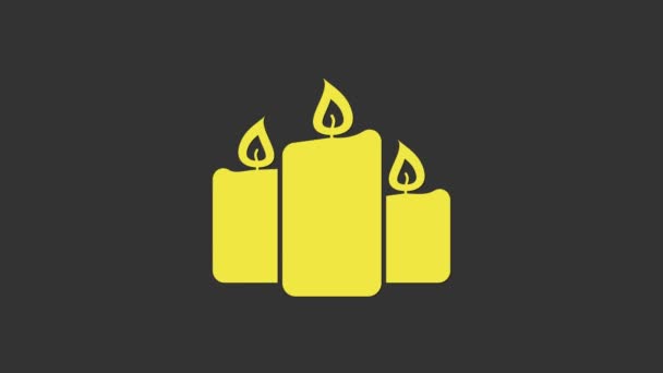 Yellow Burning candles icon isolated on grey background. Old fashioned lit candles. Cylindrical aromatic candle sticks with burning flames. 4K Video motion graphic animation - Footage, Video
