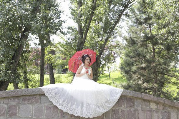 όμορφη νύφη στο πάρκο - Φωτογραφία, εικόνα