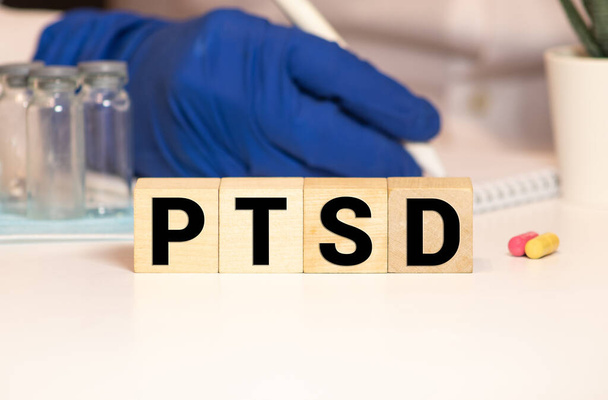 Word PTSD γίνεται με το ξύλο δομικά στοιχεία. - Φωτογραφία, εικόνα