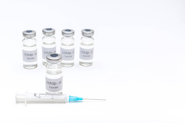 Φιάλες µε εµβόλιο κορωναϊού, σύριγγα υγείας, που αναπτύχθηκε για προστασία από το COVID-19. Πρόληψη, νόσος με εμβολιασμό. - Φωτογραφία, εικόνα