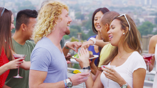 Freunde genießen Drinks und tanzen auf Party - Filmmaterial, Video