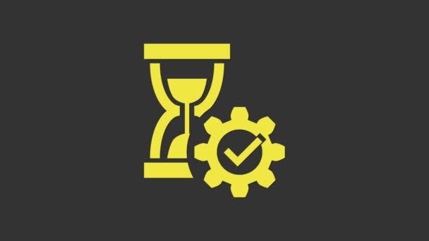 Reloj de arena amarillo e icono de engranaje aislado sobre fondo gris. Símbolo de gestión del tiempo. Icono del reloj y el engranaje. Símbolo de productividad. Animación gráfica de vídeo 4K - Imágenes, Vídeo