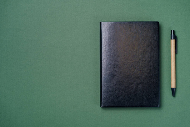 Pokrywa skórzanego zeszytu na zielonym tle - Zdjęcie, obraz