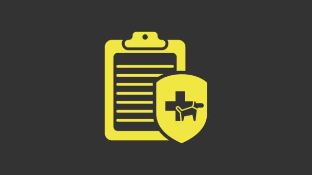 Appunti gialli con icona dell'animale domestico con cartella clinica isolata su sfondo grigio. Modulo di assicurazione sanitaria. Segnalazione segni medici. Animazione grafica 4K Video motion - Filmati, video