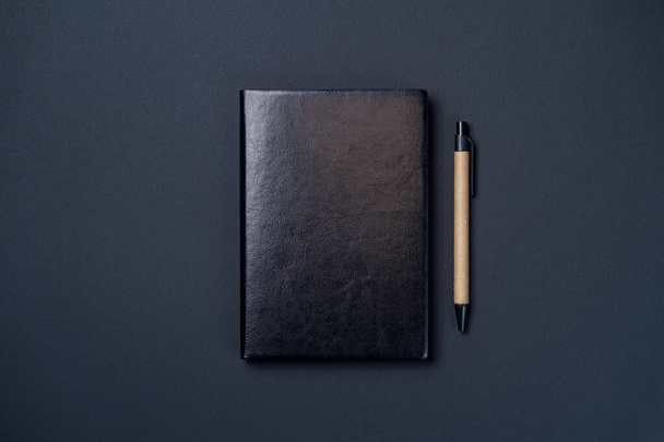 Copertina per notebook in pelle su sfondo nero - Foto, immagini