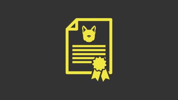 Желтый медицинский сертификат для поездки с собакой или кошкой, выделенный на сером фоне. Документ для домашних животных. Отпечаток лапы собаки или кошки. Видеографическая анимация 4K - Кадры, видео